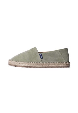 Espadrille en daim vert clair avec semelle en jute tissée et étiquette en tissu latérale, présenté de profil sur fond blanc.