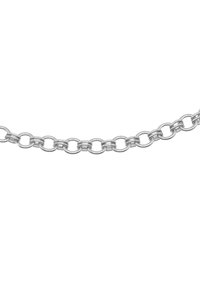 Catena in metallo argentato caratterizzata da anelli ovali intrecciati. Ogni anello è liscio con una finitura lucida, creando un aspetto uniforme e brillante.