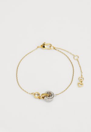 Gouden kettingarmband met een zilveren met elkaar verstrengelde schakel, een ronde hanger met een heldere steen en een hartvormige accent op een verstelbare sluiting.