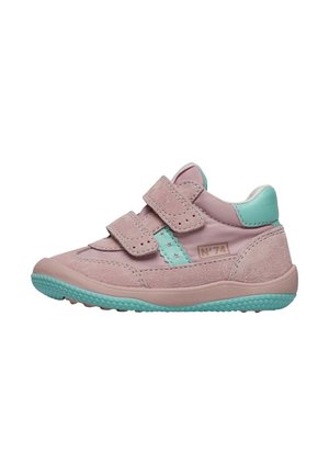 Różowo-turkusowy dziecięcy sneaker z dwoma paskami na rzep, teksturowaną turkusową podeszwą i oznaczeniem "N°74" z boku.