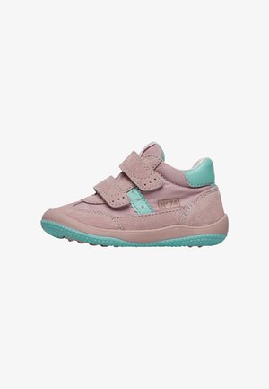 Roze en turquoise peutersneaker met twee klittenbandjes, een getextureerde turquoise zool en "N°74" op de zijkant.