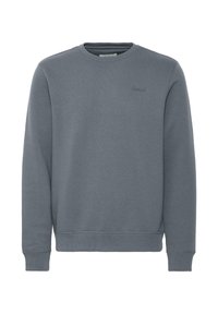 Effen blauw-grijze lange mouwen crewneck sweatshirt met ribgebreide manchetten en zoom, en subtiele "blend" logo op de linkerborst.