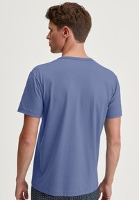 Korte mouwen T-shirt van lichtblauwe katoen, met een klassieke ronde hals en een losse pasvorm met een gladde textuur.