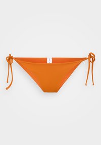 Bas de bikini orange avec liens réglables sur les côtés, texture lisse et intérieur doublé. Présente un design simple sans motifs.
