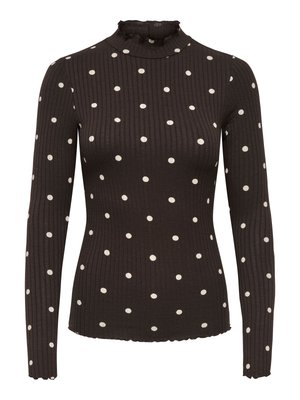 Langærmet ribbet rullekravetrøje i mørkebrun med hvide polkaprikker; har en flæsekant ved halsen og en tætsiddende pasform.