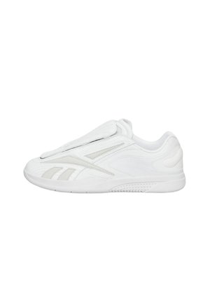 Sneaker bianca low-top con design elegante, chiusura elastica che copre i lacci e suola testurizzata visibile dal lato.