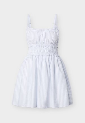 Λευκό αμάνικο φόρεμα με λεπτές κάθετες ρίγες, μπούστο με ζάρες, ρυθμιζόμενους ιμάντες ώμου και φούστα με πιέτες.