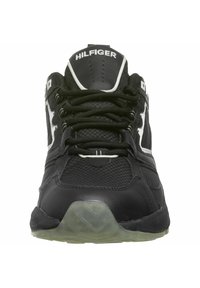 Čierna športová obuv s vrchom z medzičlánku a syntetických materiálov, textúrovaný povrch, elastické šnúrky a gumová podrážka. Obsahuje logo "HILFIGER".