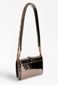 Metallic brun håndtaske med en struktureret form, der har en glansfuld finish, en kædetrasport og en klaplukning.