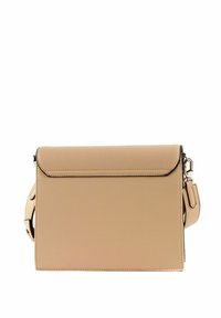 Sac bandoulière en cuir beige avec fermeture à rabat, surpiqûres noires et sangle réglable. Texture lisse et forme rectangulaire.