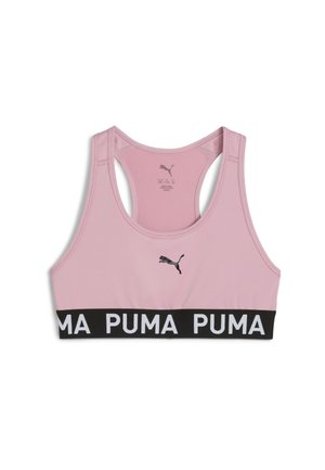 Różowy stanik sportowy z czarną elastyczną taśmą z białym napisem "PUMA", z plecami w kształcie wyścigowym i małym czarnym logo PUMA z przodu.