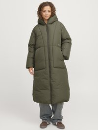 Geacă puffer verde măsliniu, cu guler înalt, închidere cu fermoar, două buzunare mari în față și un design lung, supradimensionat.