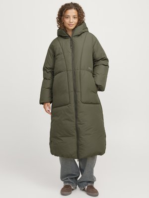 Olivgrön puffjacka med hög krage, dragkedjestängning, två stora framfickor och en lång, oversized design.