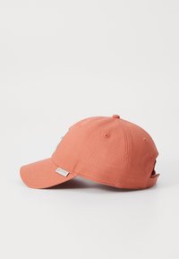 Koral baseball cap laget av bomull, med en buet skygge, brodert logo foran, og justerbar stropp bak.