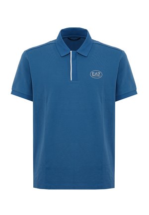 Polo a maniche corte blu con colletto, striscia verticale bianca vicino ai bottoni e logo EA7 Emporio Armani sul petto a sinistra.