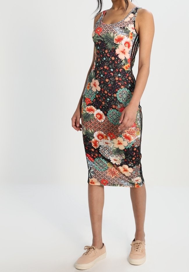 Dopasowana sukienka w kwiatowy wzór z czarnym tłem, kolorowymi motywami i cienkimi ramiączkami. Stylizowana w długości do kolan.