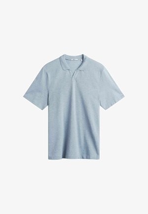 Lyseblå kortærmet poloshirt med krave og V-udskæring, vist på en hvid baggrund.