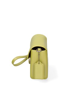 Piccola borsa gialla con una finitura in pelle liscia, forma arrotondata, pattina superiore e un'etichetta con catena. Dotata di una tracolla.
