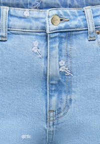 Lyseblå denimjeans med små hvide broderede blomster nær linningen og forlommerne, med en metallknap og bæltestropper.