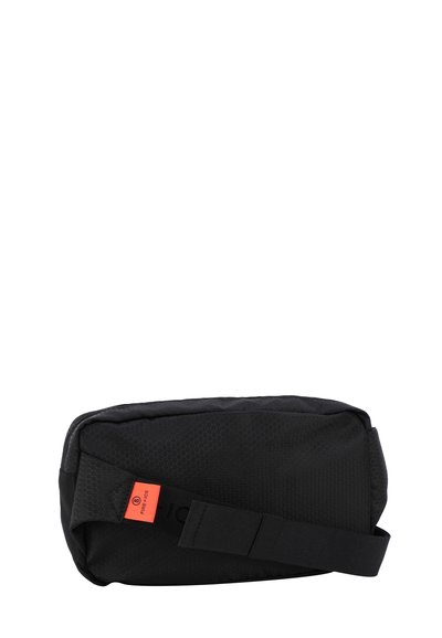 Borsa nera con motivo esagonale, forma rettangolare, tracolla regolabile e un'etichetta rossa con il logo del marchio. Tessuto strutturato.