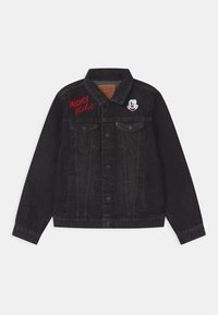 Czarna denimowa kurtka z zapięciem na guziki, haftowany czerwony napis "Mickey Mouse" na lewej stronie klatki piersiowej oraz mała naszywka z twarzą Mickey Mouse na prawej stronie klatki piersiowej.