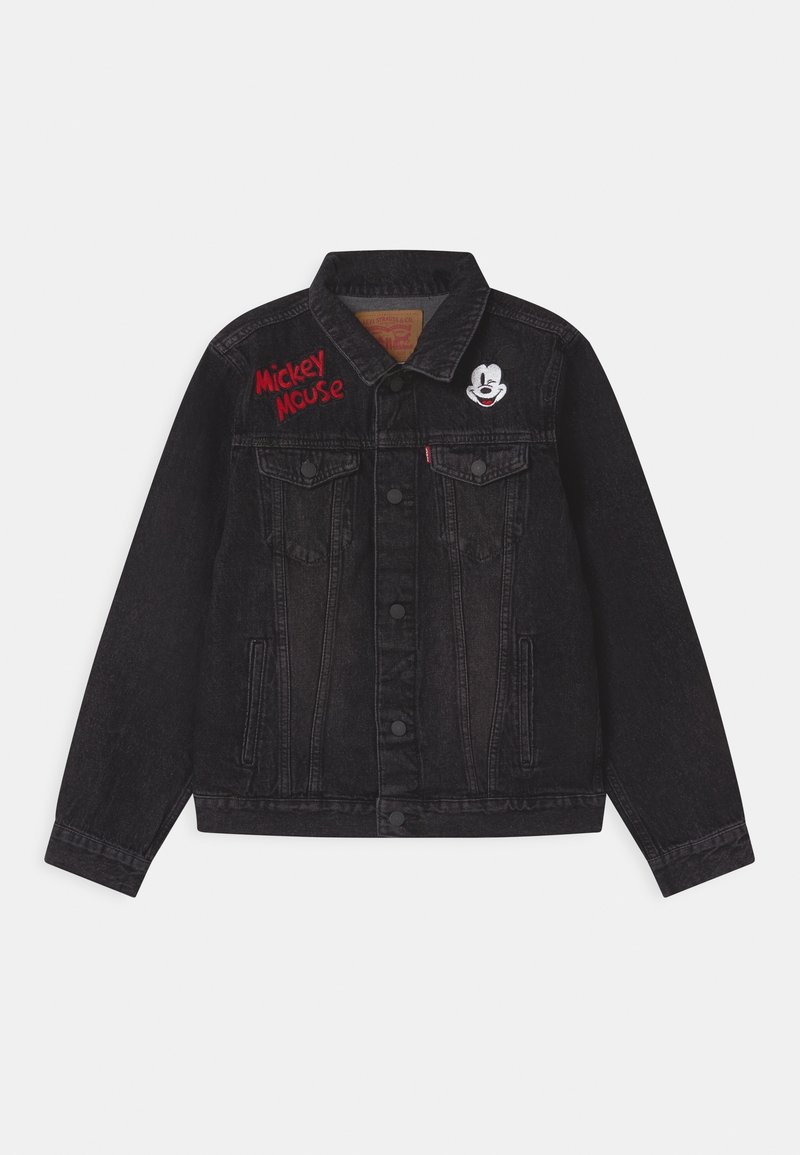 Czarna denimowa kurtka z zapięciem na guziki, haftowany czerwony napis "Mickey Mouse" na lewej stronie klatki piersiowej oraz mała naszywka z twarzą Mickey Mouse na prawej stronie klatki piersiowej.