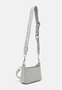 Sac à main gris matelassé de forme rectangulaire, avec une finition texturée, une bandoulière réglable et des accents en métal.