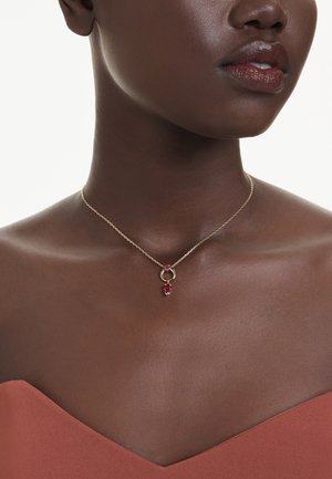 Gouden ketting met een ronde hanger, voorzien van twee rode edelstenen, één in marquise-uitsnede en één ronde, bevestigd aan een delicate ketting.