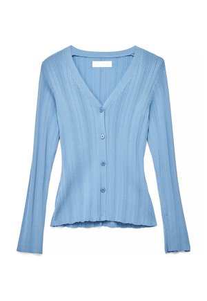 Jasnoniebieski prążkowany sweter na guziki z długimi rękawami, dekoltem w serek i czterema guzikami z przodu, przedstawiony na płasko na białym tle.