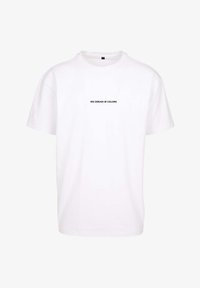Camiseta de algodón blanca con mangas cortas, que presenta un texto impreso en negro "SOÑAMOS EN COLORES" en el centro delantero. Diseño de cuello redondo.