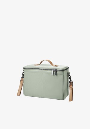 Borsa rettangolare di colore verde chiaro realizzata in tessuto con zip, dotata di manico superiore in pelle marrone e tracolla, e due tasche frontali.