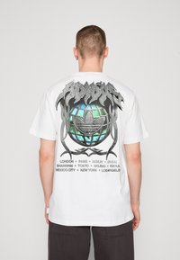 adidas Originals FLAMES - Marškinėliai su spaudiniu - white