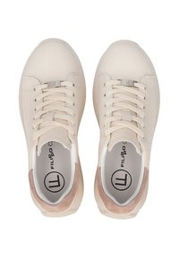 Beżowe sneakersy z sznurowadłami, z gładkiej skórzanej cholewki i miękkim zamszowym akcentem na pięcie. Posiadają okrągły nosek i prosty, nowoczesny design.