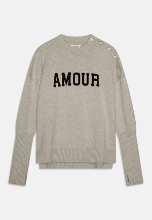 Grijze trui met geribbelde manchetten en zoom. Beschikt over "AMOUR" in zwarte letters op de voorkant en zilveren steraccenten op één schouder.