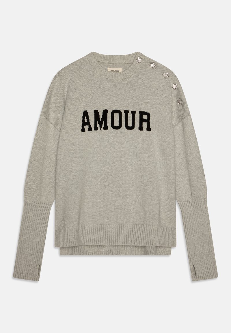 Grauer Pullover mit gerippten Bündchen und Saum. Verziert mit "AMOUR" in schwarzer Schrift auf der Vorderseite und silbernen Sternelementen auf einem Schulter.