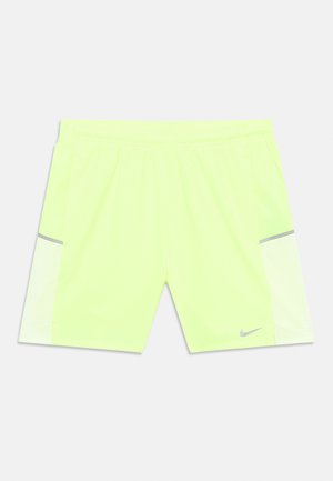 Pantalones cortos deportivos de neón amarillo con paneles laterales de malla ligera y un pequeño logo reflectante de Nike en la pierna izquierda.