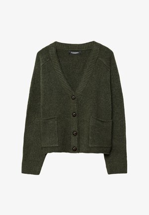 Cardigan verde lavorato a maglia con scollatura a V, orlo a coste e sei bottoni scuri. Presenta due tasche frontali applicate e un tessuto texture.
