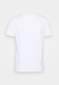 T-shirt en coton blanc à manches courtes, avec un col rond et un design simple. Texture douce sans motifs ni accents visibles.