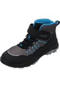 Schwarzer und grauer Wanderschuh mit blauen Akzenten, ausgestattet mit einem Klettverschluss, Schnürsenkeln und einer strukturierten Oberfläche für Langlebigkeit und Grip.