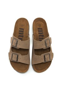 Infradito in suede marrone con due cinture regolabili, una soletta morbida e una suola texturizzata. La taglia 42 è stampata sulla soletta.