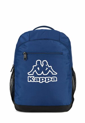 Blå rygsæk med frontlynlynlomme, sorte netlommer på siderne og hvidt logo med to siddende silhuetter med "Kappa" tekst nedenunder.