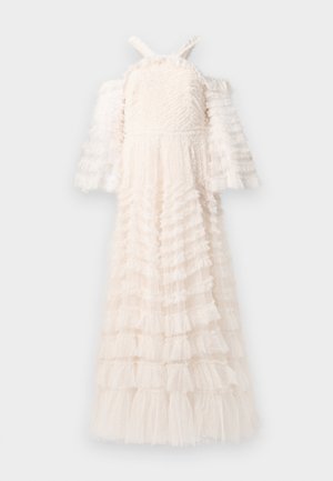 Lange witte doorschijnende jurk met gerimpelde lagen, spaghettibandjes, off-shoulder pofmouwen en gestructureerde stippenstof details.