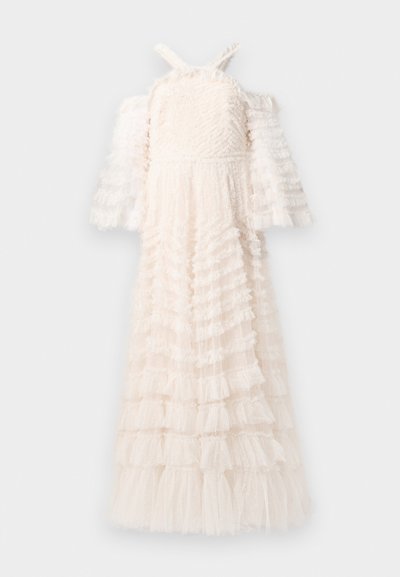 Lange witte doorschijnende jurk met gerimpelde lagen, spaghettibandjes, off-shoulder pofmouwen en gestructureerde stippenstof details.