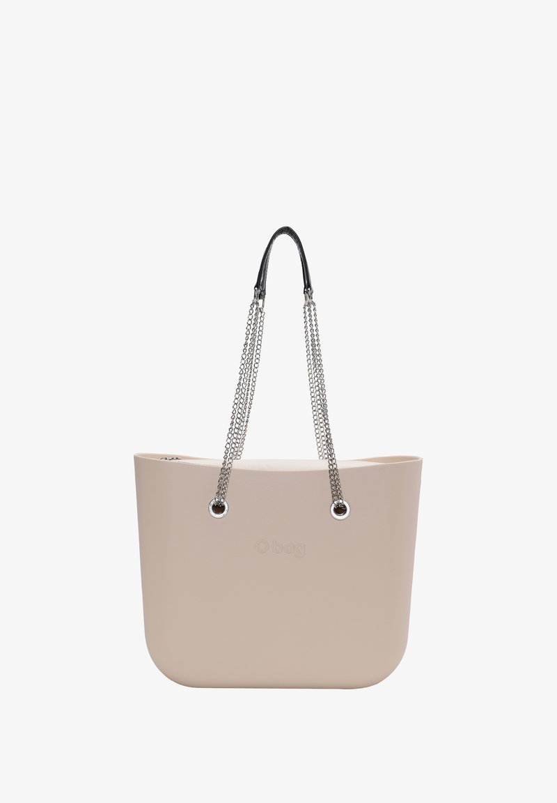 Beżowa torba typu tote wykonana z gładkiego materiału, z dwiema łańcuchowymi rączkami i srebrnymi akcentami. Minimalistyczny design, otwarty szczyt.