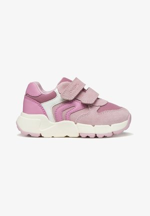 Rosa-weißer Kindersneaker aus Mesh- und Wildledermaterialien, zwei Klettverschlüssen und einer dicken weißen Sohle.