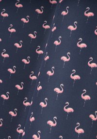 Granatowy materiał z powtarzającym się wzorem różowych flamingów, prezentujący gładką teksturę oraz zaznaczone szczegóły z subtelnymi efektami gradientowymi.