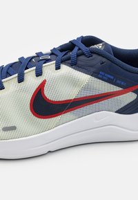 Nike Performance DOWNSHIFTER 12 - Tekaški copati za cesto - sea glass/midnight navy/white/university red/blue