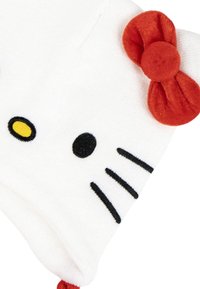 Witte stof met geborduurde zwarte snorharen, ogen, een gele neus en een rode driedimensionale strikdetail in de bovenhoek.