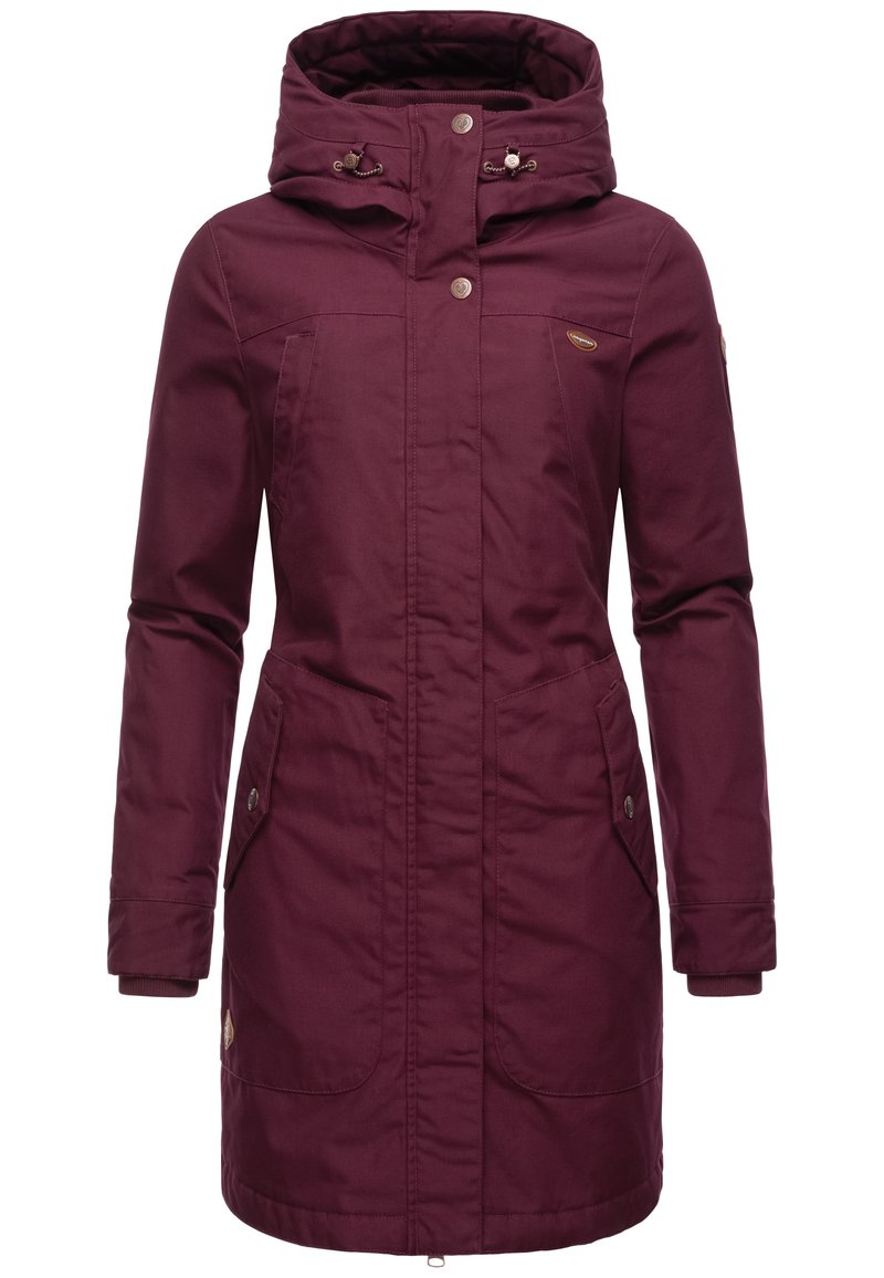 Parka imperméable bordeaux avec capuche, deux poches latérales externes, fermeture éclair à l'avant et détail du logo sur la poitrine. Texture lisse.