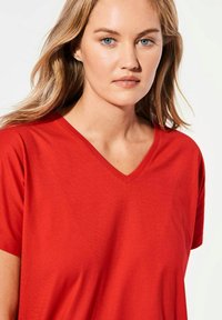 Rode katoenen T-shirt met een V-hals, korte mouwen en een gladde textuur, met strakke lijnen en een ontspannen pasvorm.